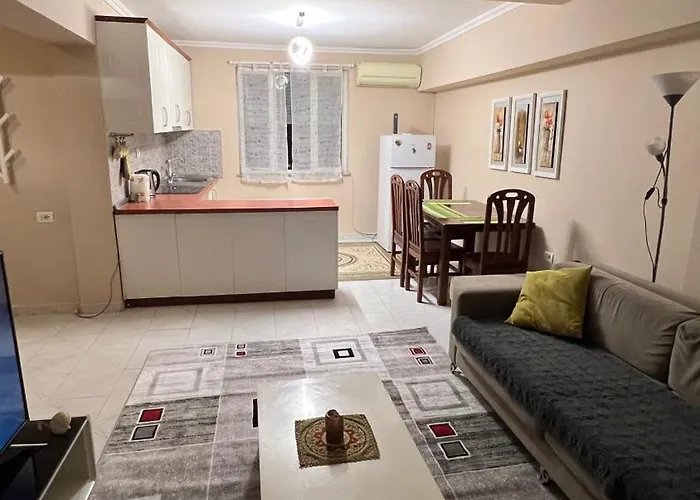 Bright & Roomy Center شقة تيرانا