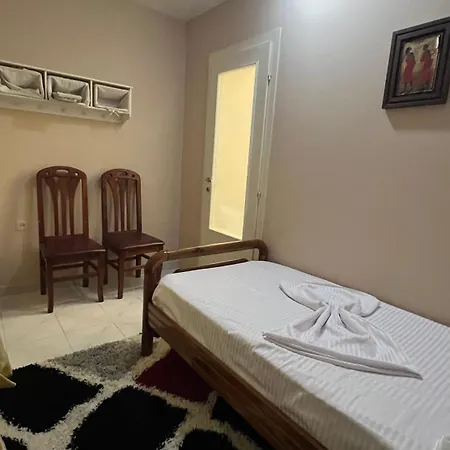 Bright & Roomy Center Lejlighed *