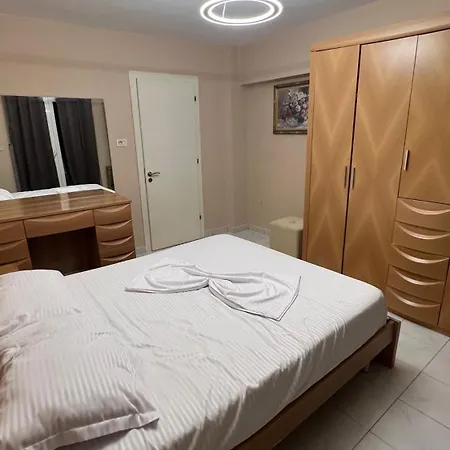 Bright & Roomy Center Lejlighed *