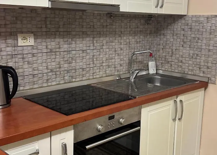 Bright & Roomy Center Apartment *