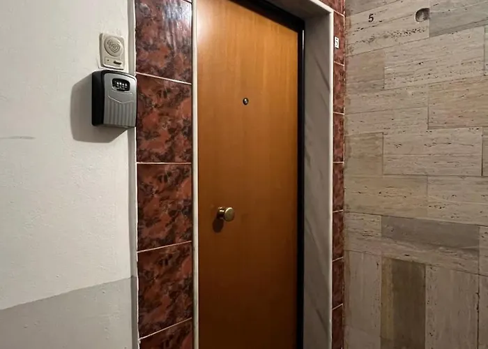 Bright & Roomy Center Apartment