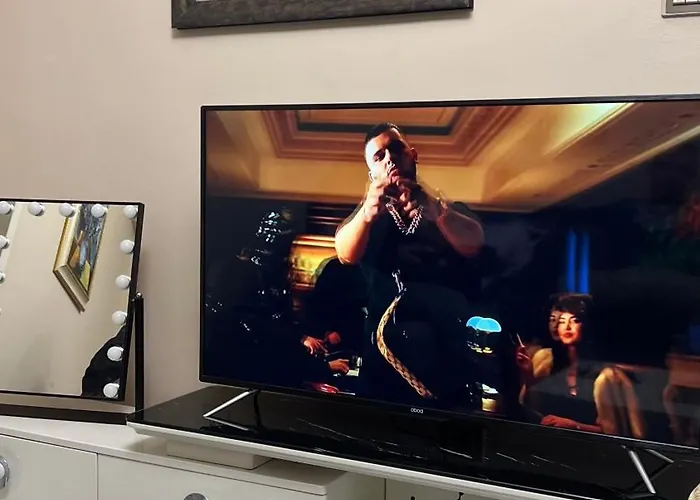 Bright & Roomy Center Apartment