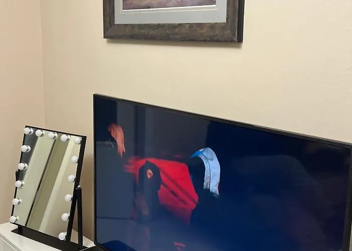 Bright & Roomy Center Apartment